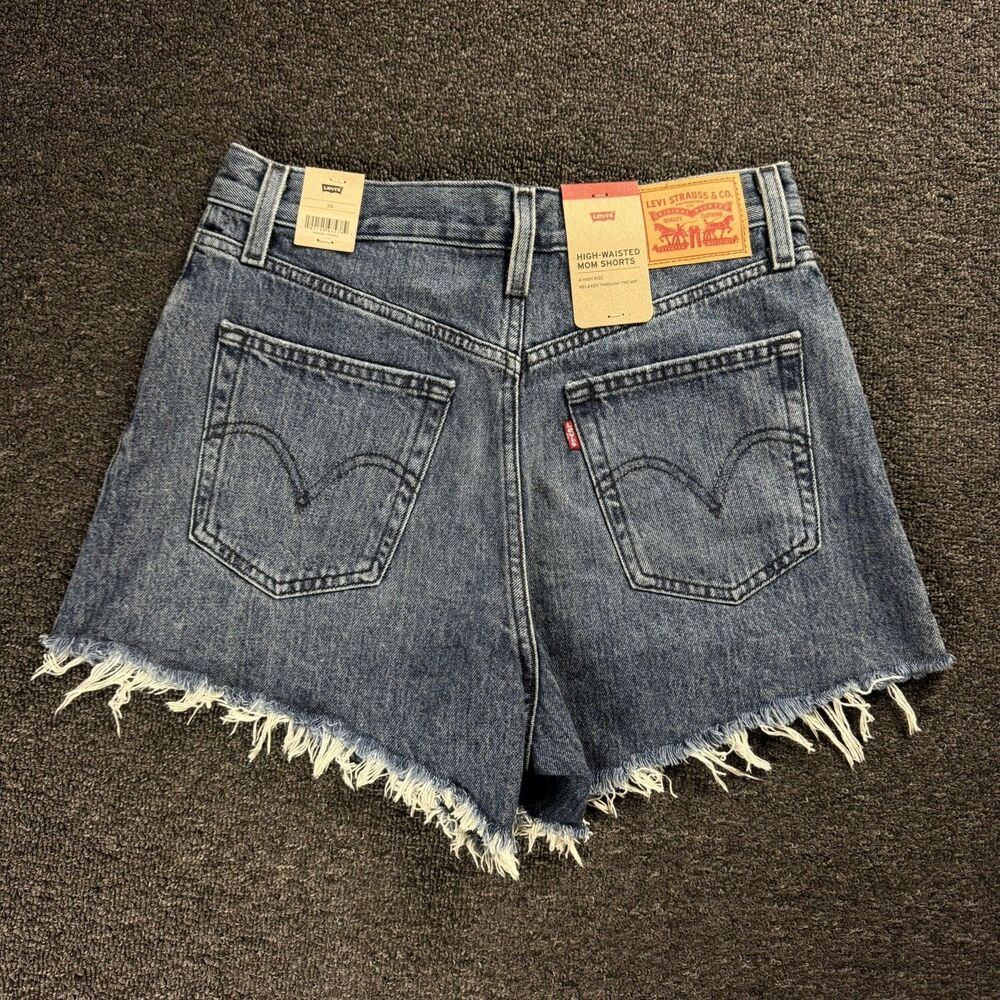 NWT Levi's High-Waisted Mom Shorts Women’s Size 28 Jorts 90’s Raw Hem Med Wash